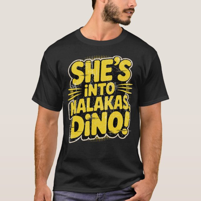 Hon är i Malakas, Dino! T Shirt (Framsida)