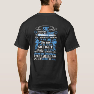 Hon är i varje hjärtslag min mormor/älskade ängel t shirt