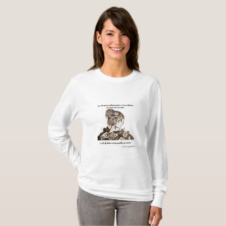 Hon är iklädd skönhet med tee shirt