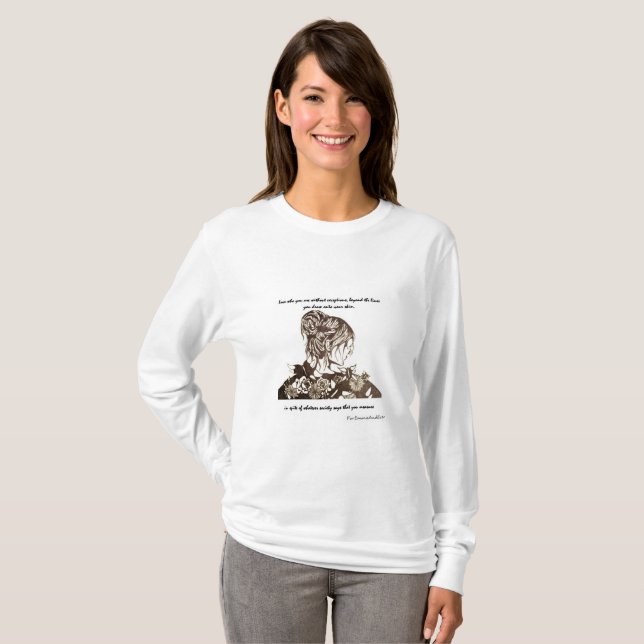 Hon är iklädd skönhet med tee shirt (Hel framsida)