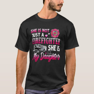 Hon är inte bara en brandman, hon är min dotter 1 t shirt