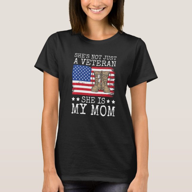 Hon är inte bara en veteran hon är min Mamma Lyckl T Shirt (Framsida)