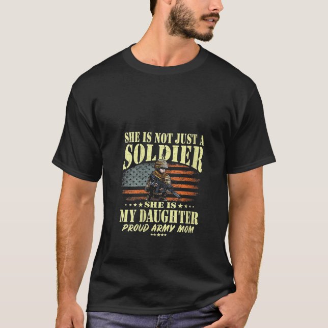 Hon är inte bara soldat, hon är min dotter t shirt (Framsida)