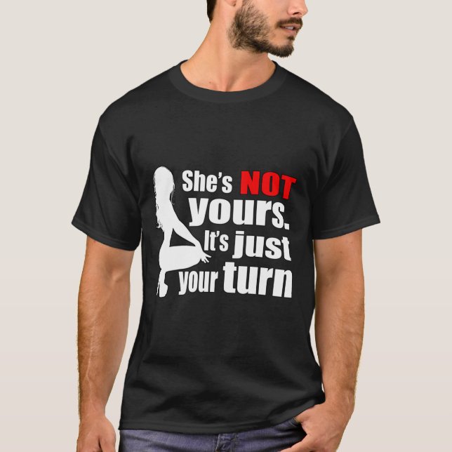 Hon är INTE din Det är bara din tur röda piller Mg T Shirt (Framsida)