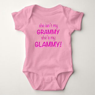 Hon är inte min Grammy. Hon är min GLAMMY T Shirt
