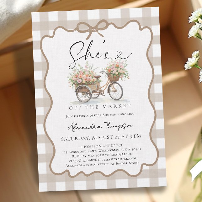 Hon är inte på marknaden Cykel1 Gingham Bröllopsdu Inbjudningar (shes off the market bridal shower theme flower cart bike floral elegant rustic modern calligraphy)