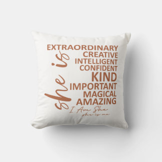 "Hon är jag" Mocha Mousse Affirmation Typografi Kudde