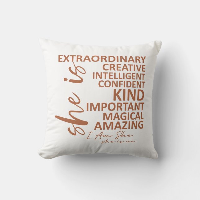 "Hon är jag" Mocha Mousse Affirmation Typografi Kudde (Framsida)
