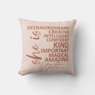 "Hon är jag" Mocha Mousse Affirmation Typografi Kudde