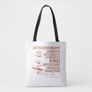 "Hon är jag" Mocha Mousse Affirmation Typografi Tygkasse