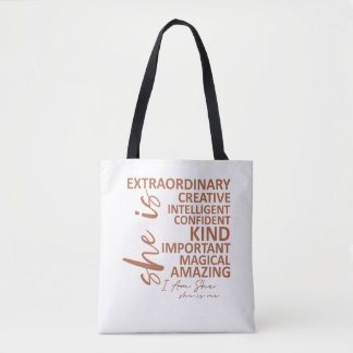 "Hon är jag" Mocha Mousse Affirmation Typografi Tygkasse