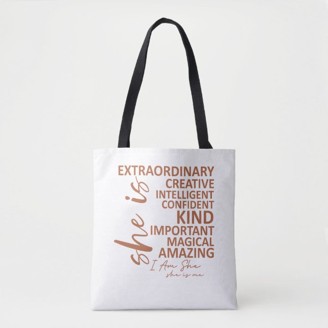 "Hon är jag" Mocha Mousse Affirmation Typografi Tygkasse (Framsida)