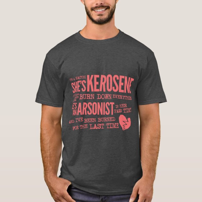 Hon är Kerosene i överstorlek T Shirt (Framsida)