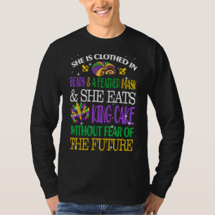 Hon är klädd i Kung-kummelmask i Pärlor T Shirt