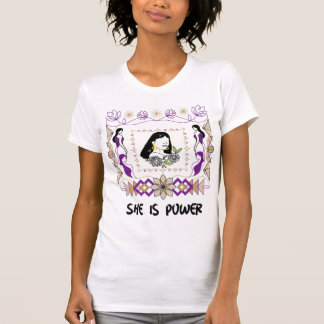 Hon är kraftfull kvinnlig konstnärlig design t shirt
