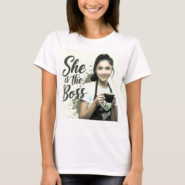 Hon är kvinnodagen i chef t shirt (Framsida)