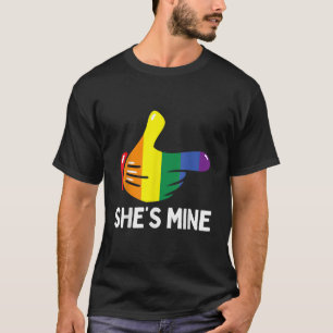 Hon är Lesbisken för min regnbåge Flagga LGBTQ Mat T Shirt