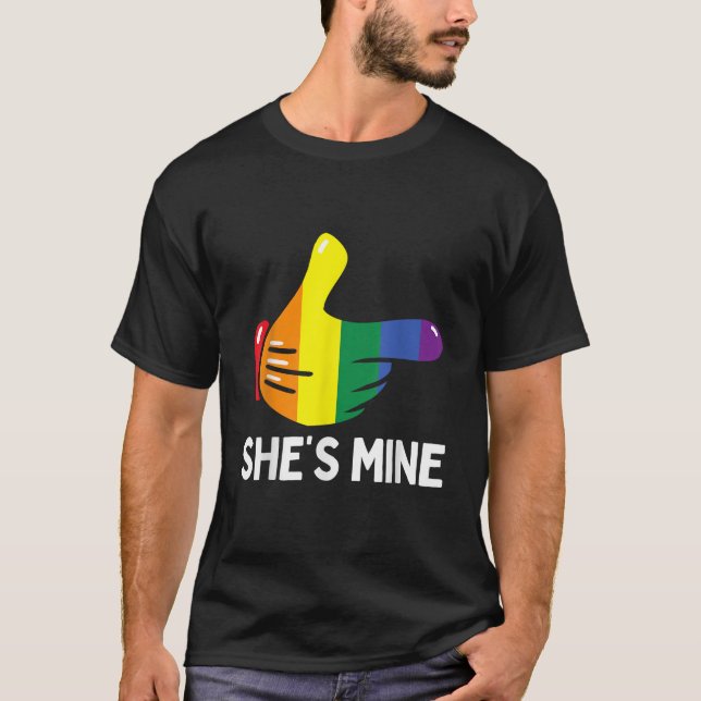 Hon är Lesbisken för min regnbåge Flagga LGBTQ Mat T Shirt (Framsida)