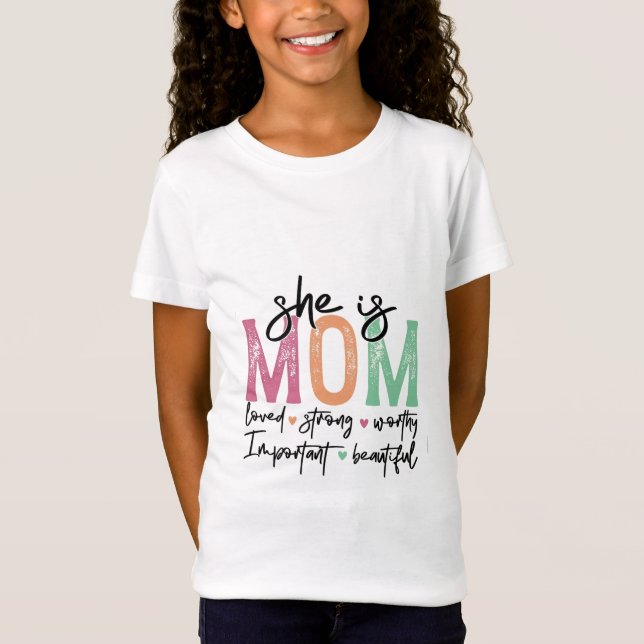 Hon är Mamma: älskad, stark, värdig, viktig, Beau T Shirt (Framsida)