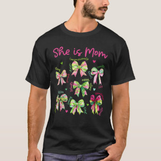 Hon är Mamma Coquette Bow Lycklig Mor 2025 T Shirt