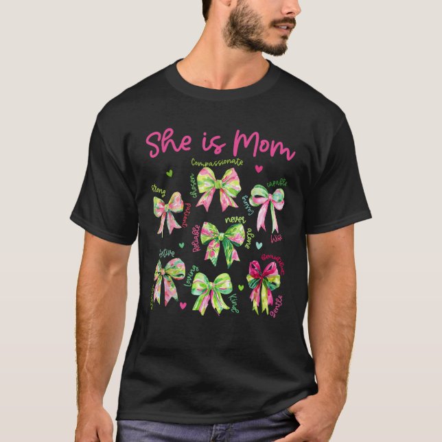 Hon är Mamma Coquette Bow Lycklig Mor 2025 T Shirt (Framsida)