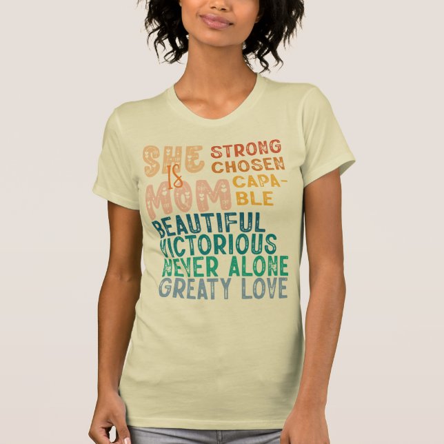 Hon är mamma Inspirerande Retrotypografi Mors dag T Shirt (Framsida)