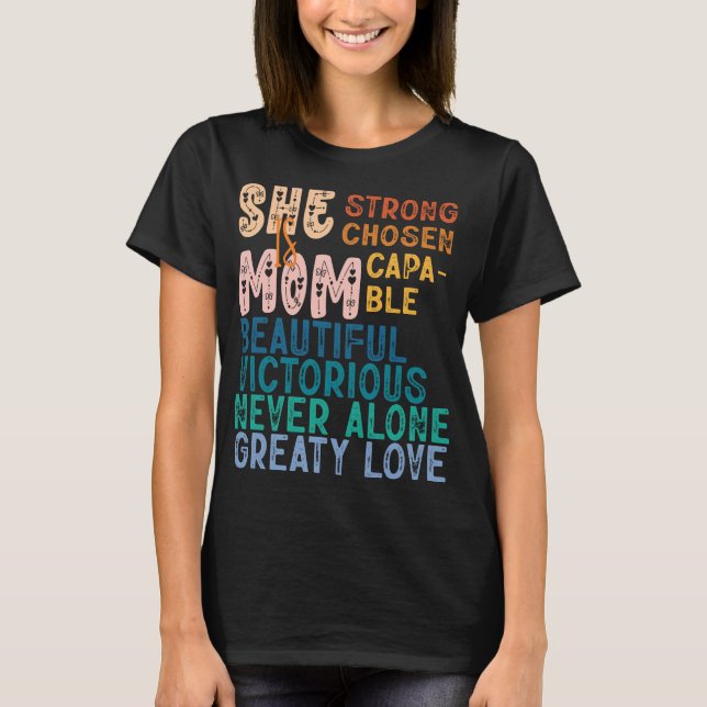 Hon är mamma Inspirerande Retrotypografi Mors dag T Shirt (Framsida)