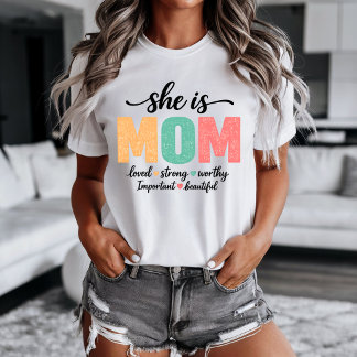 Hon är mamma t-shirt