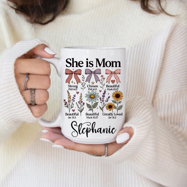 Hon är Mamma | Tro Mug Kaffemugg (She is Mom | Faith Mug)