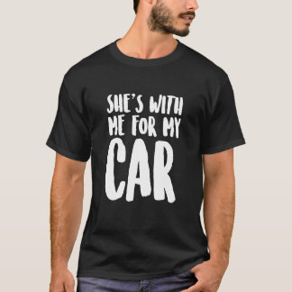 Hon är med mig för min bil Carsotal Basics familj T Shirt