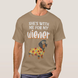 Hon är med mig för min hund Rolig Dachshund Oanstä T Shirt