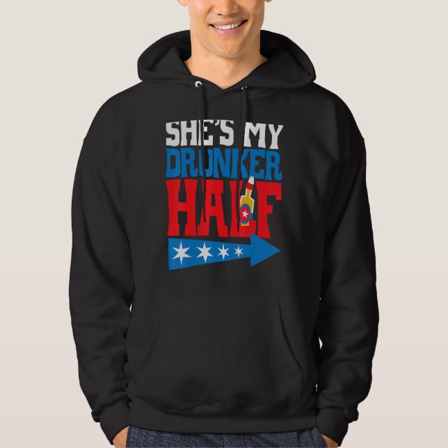 Hon är min drunker som matchar 4 juli, USA Cou Hoodie (Framsida)