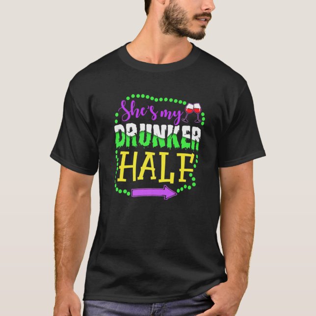 Hon är min drunker som matchar lite Mardi Gras T Shirt (Framsida)