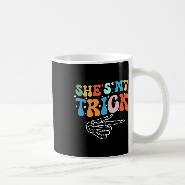 Hon är min grej, han är mitt terapi Halloween Coup Kaffemugg (Höger)