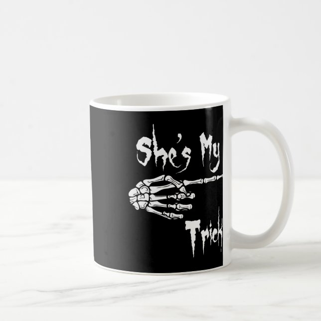 Hon är min knick Skeleton Halloween Easy Par Cos Kaffemugg (Höger)