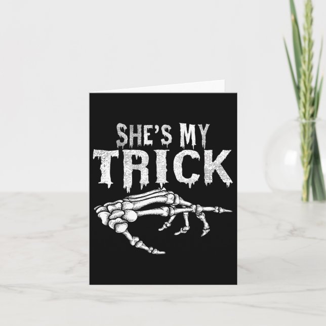Hon är min knick Skeleton par Matching Halloween Kort (Framsida)
