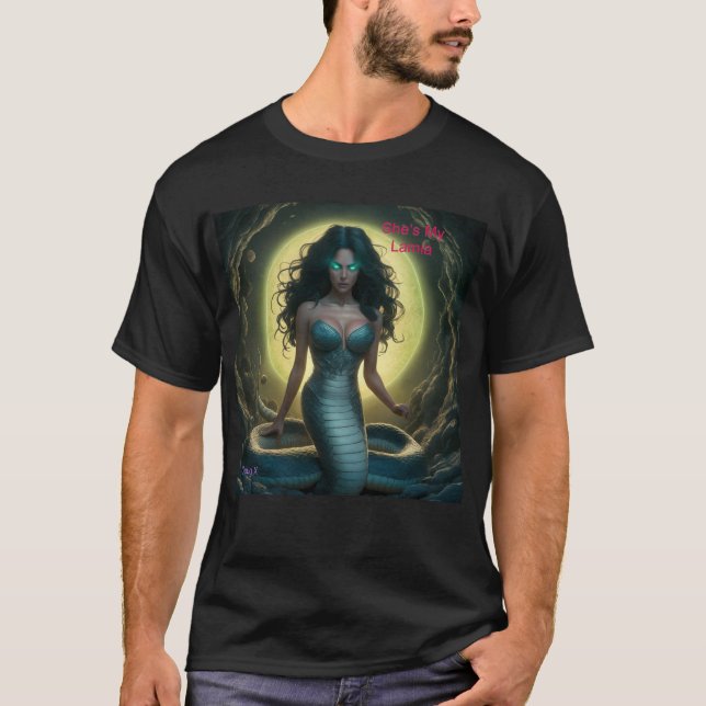 Hon är min Lamia T Shirt (Framsida)