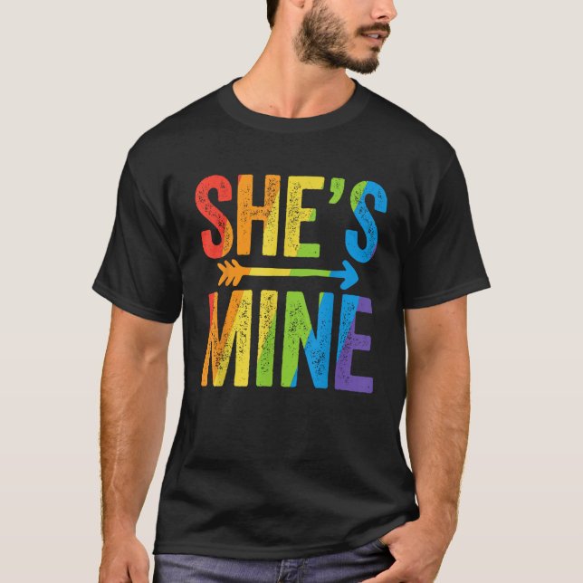Hon är min Lesbisk Pride T Shirt LGBT Bride Weddin (Framsida)
