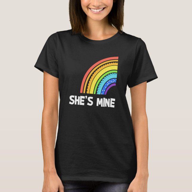 Hon är min LGBT-Lesbisk som matchar Par Rainbow P T Shirt (Framsida)