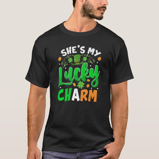Hon är min Lucky Charm Par St patricks day för H T Shirt (Framsida)
