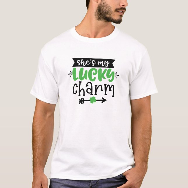 Hon är min lyckliga berlock t shirt (Framsida)