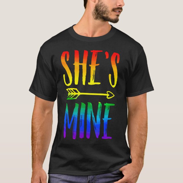 Hon är min matchande LGBT Pride Lesbisk Co. T Shirt (Framsida)