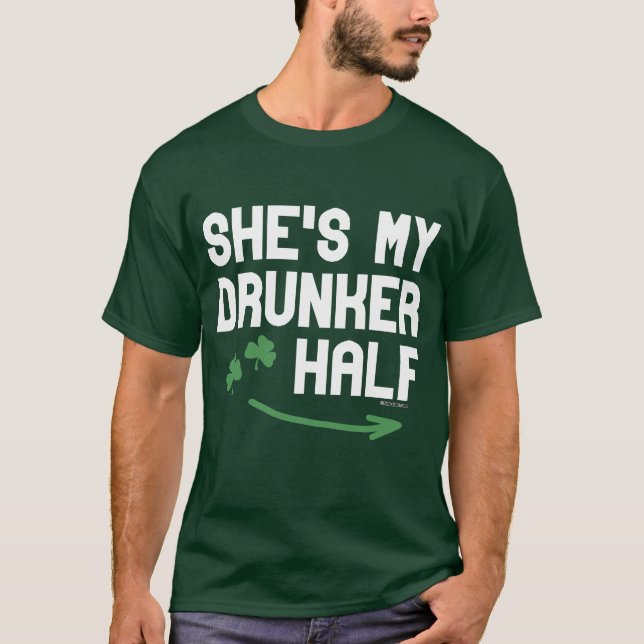 Hon är min mer berusade halva t shirt (Framsida)