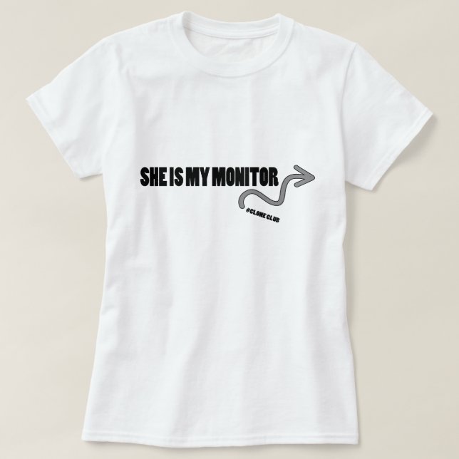 Hon är min övervakar tee shirt (Design framsida)