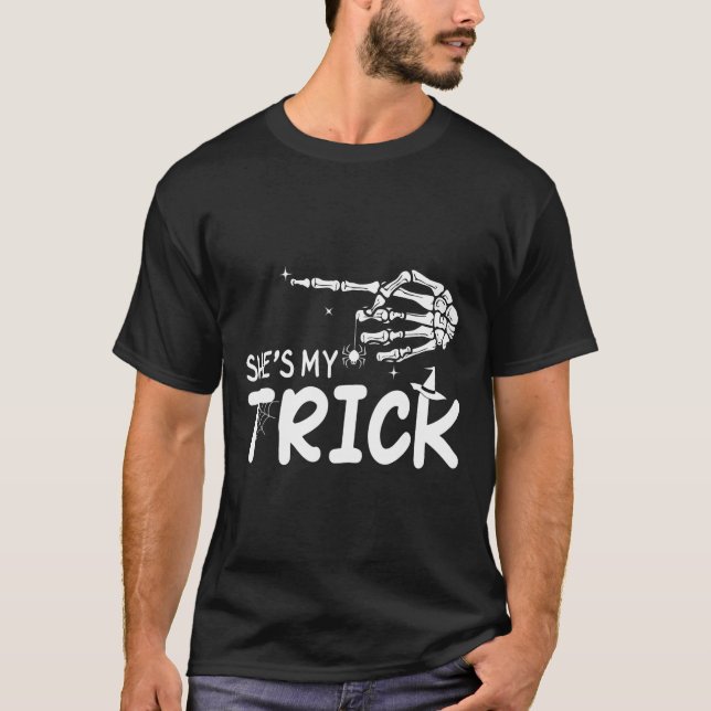 Hon är min Par Skeleton Hand Halloween T Shirt (Framsida)