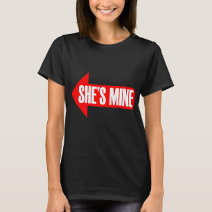HON ÄR MIN PIL HÖGER -.png T-shirt