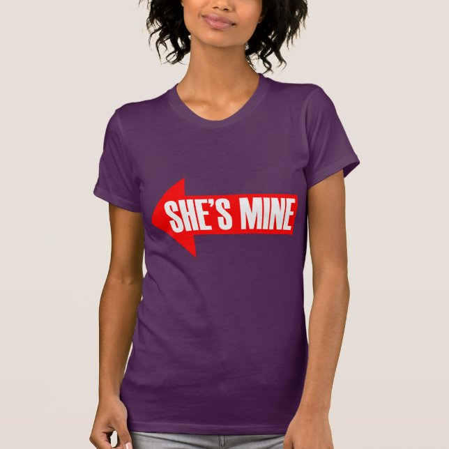 HON ÄR MIN PIL HÖGER -.png Tee Shirt (Framsida)