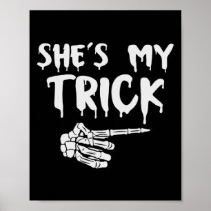 Hon är min skeleton Hand Halloween Costume Cou Poster