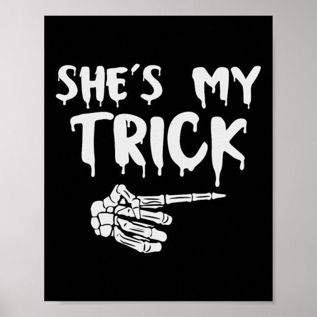 Hon är min skeleton Hand Halloween Costume Cou Poster (Framsidan)