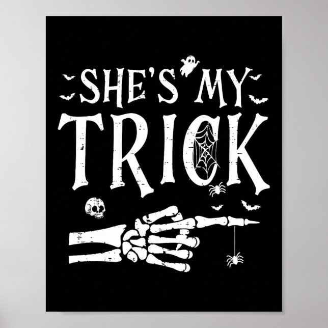 Hon är min skeleton Hand Halloween Costume Cou Poster (Framsidan)